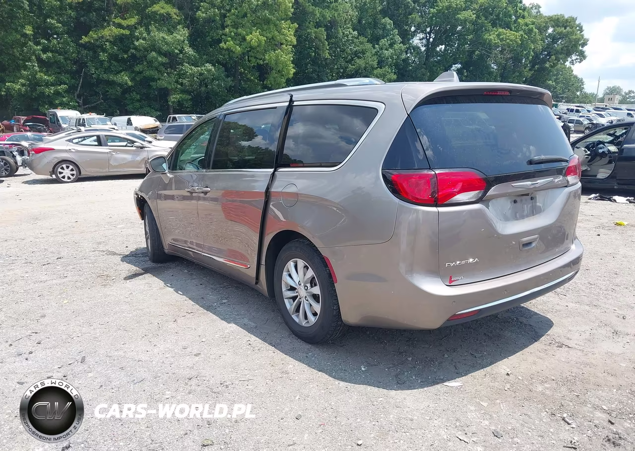 2018 Chrysler Pacifica Touring L VIN:2C4RC1BG3JR115083 - 3