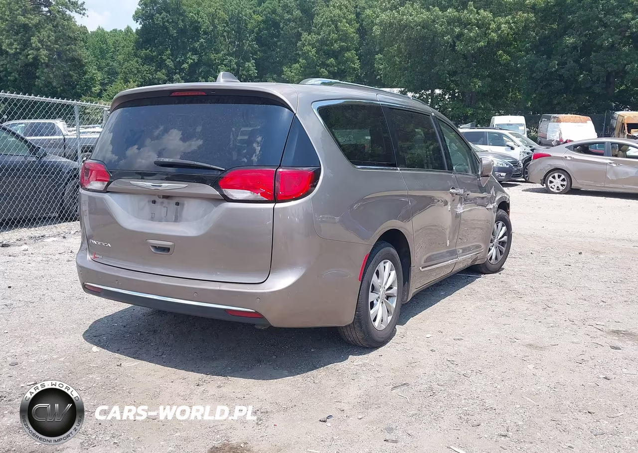 2018 Chrysler Pacifica Touring L VIN:2C4RC1BG3JR115083 - 4