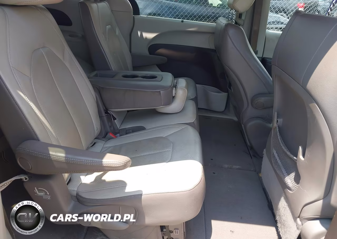 2018 Chrysler Pacifica Touring L VIN:2C4RC1BG3JR115083 - 8