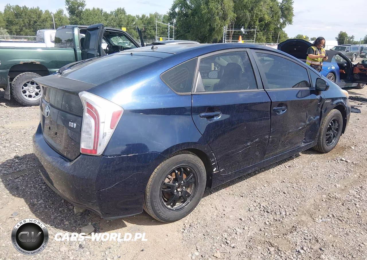 2013 Toyota Prius Two VIN:JTDKN3DU6D0352711 - 4