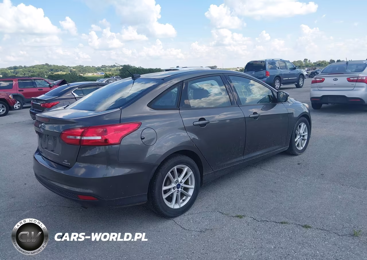2015 Ford Focus Se VIN:1FADP3F22FL250439 - 4