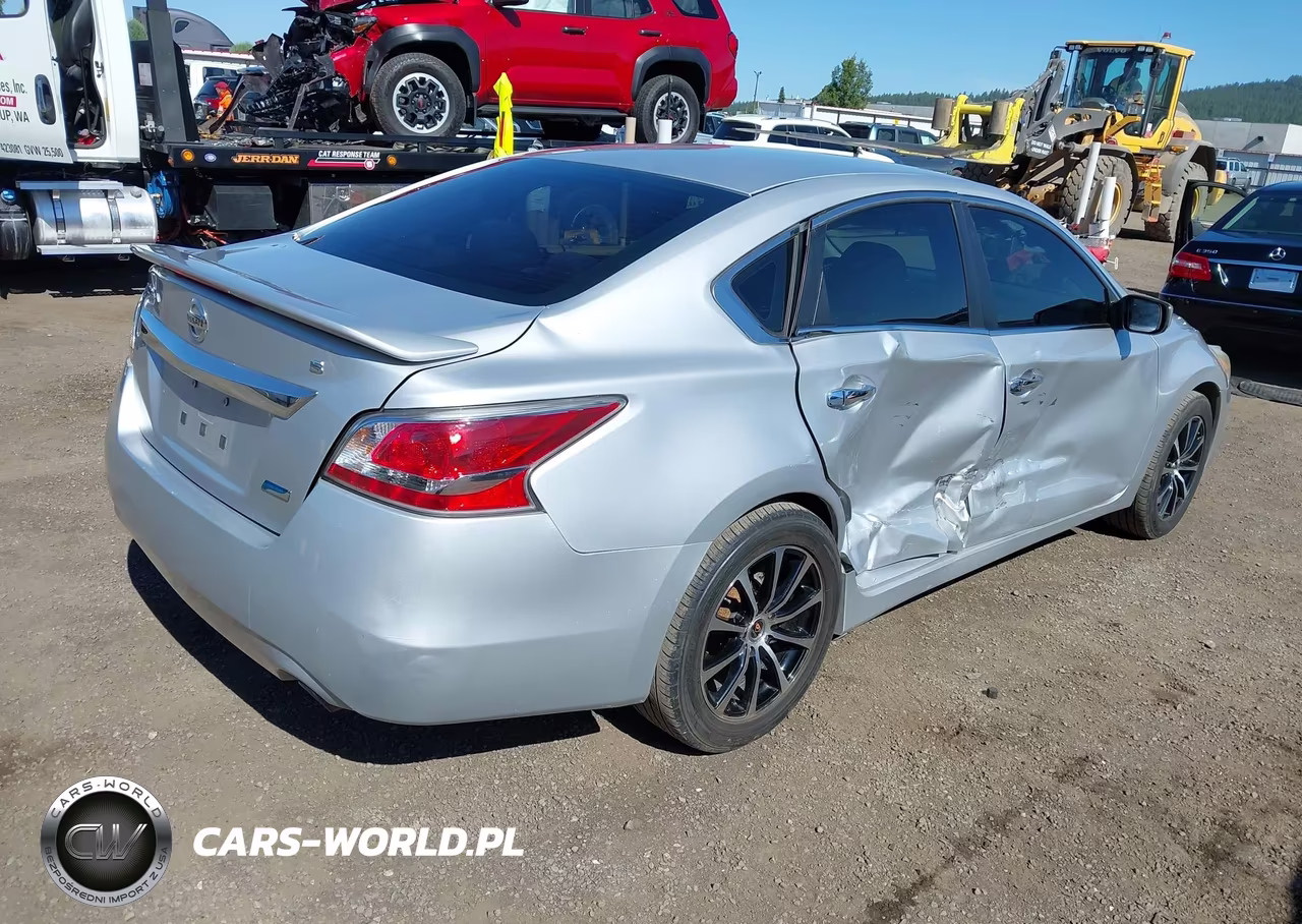 2014 Nissan Altima 2.5 S VIN:1N4AL3AP1EN371242 - 4