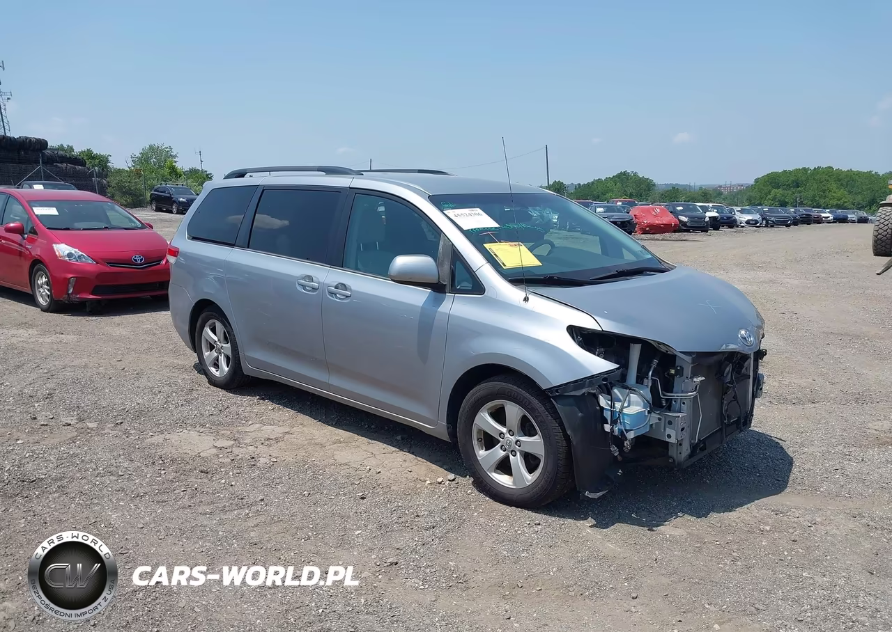 2013 Toyota Sienna Le V6 8 Passenger