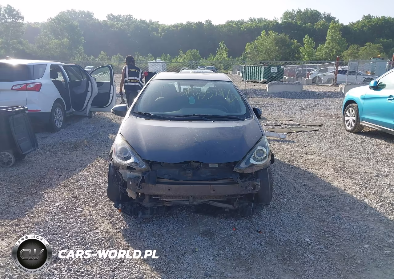 2015 Toyota Prius C Three VIN:JTDKDTB30F1098374 - 13