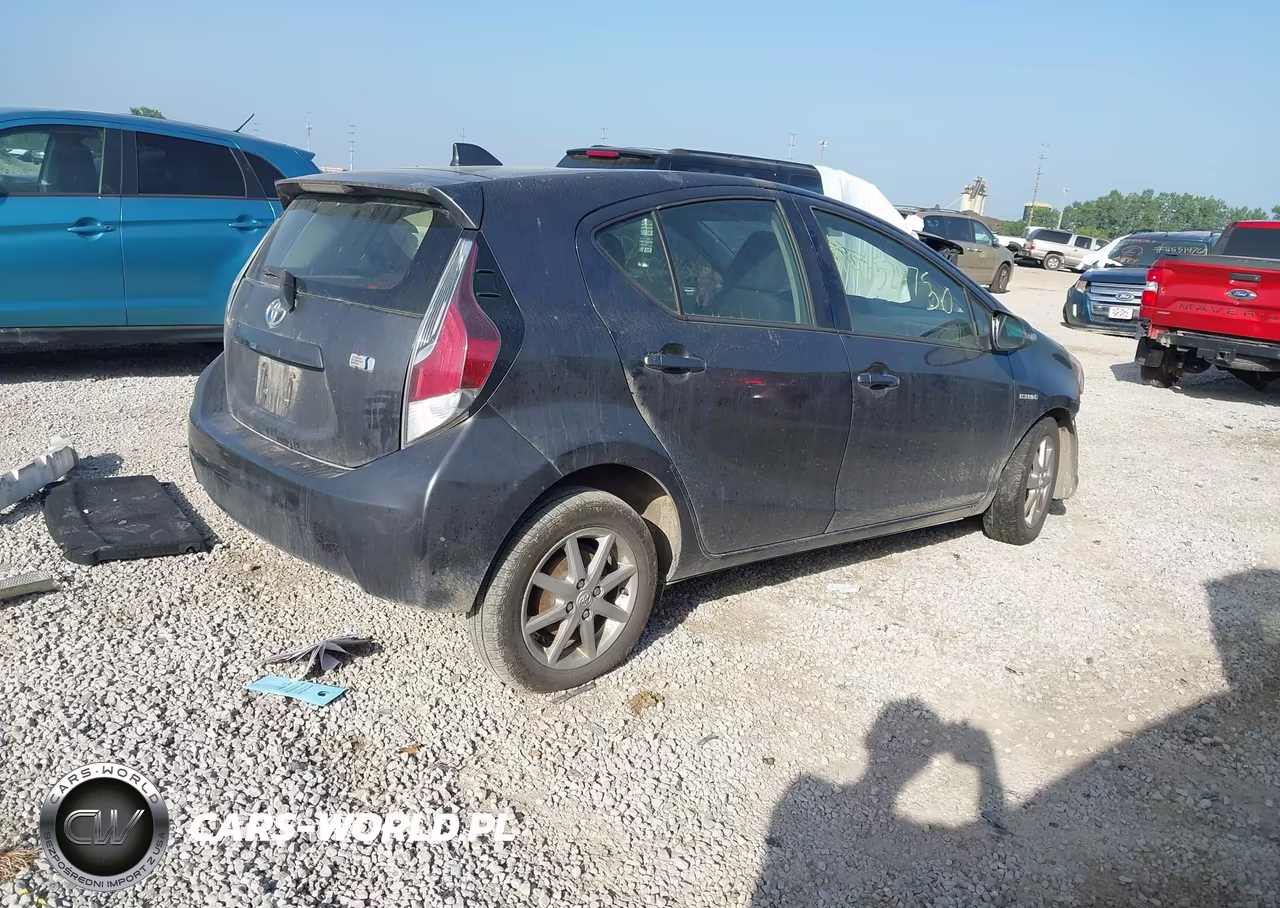 2015 Toyota Prius C Three VIN:JTDKDTB30F1098374 - 4
