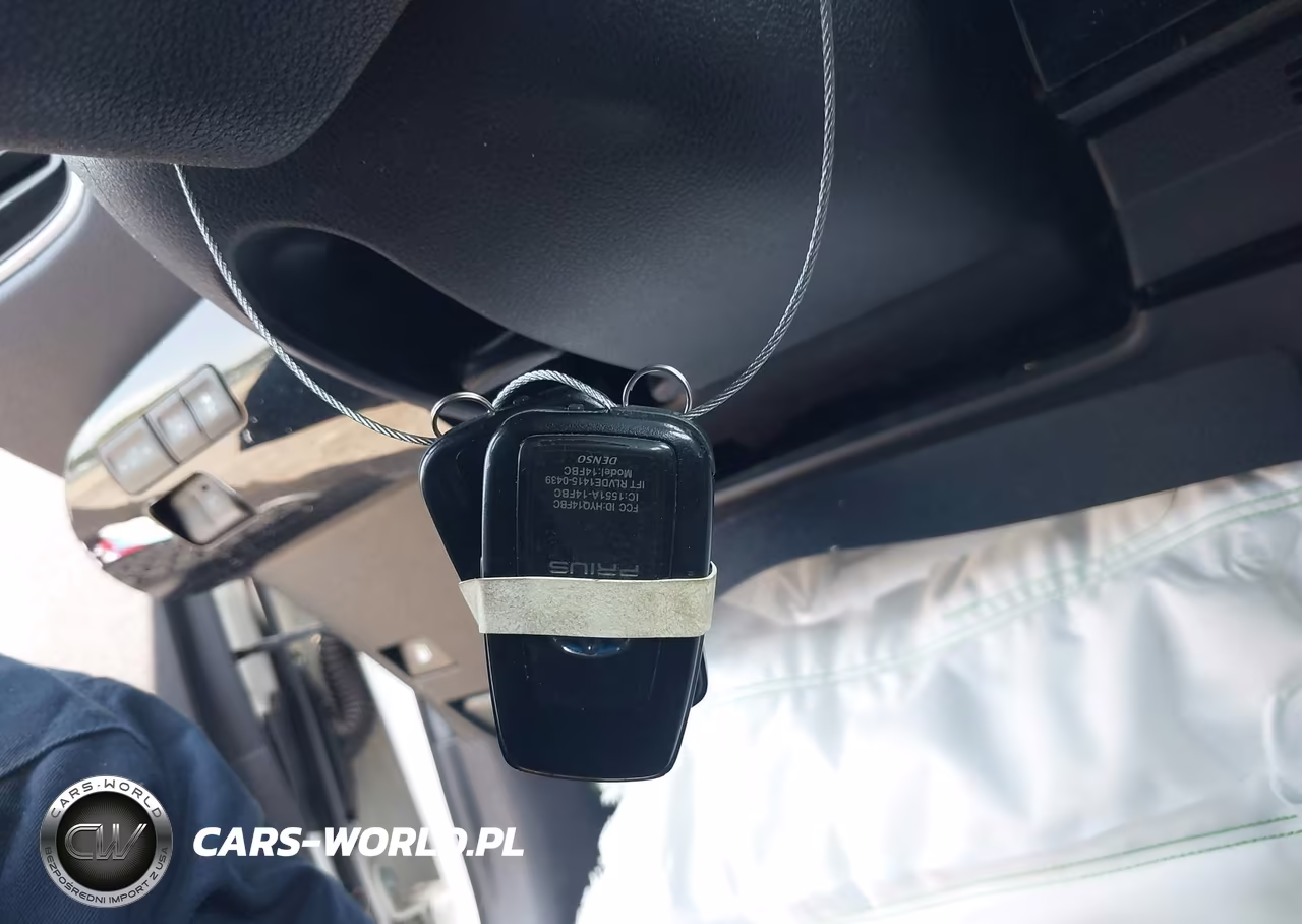 2018 Toyota Prius Three VIN:JTDKARFU4J3057502 - 11