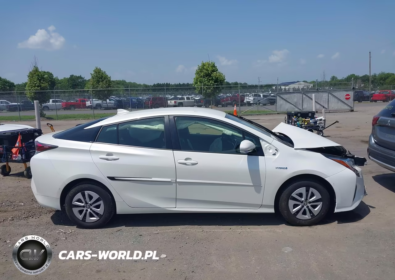 2018 Toyota Prius Three VIN:JTDKARFU4J3057502 - 13