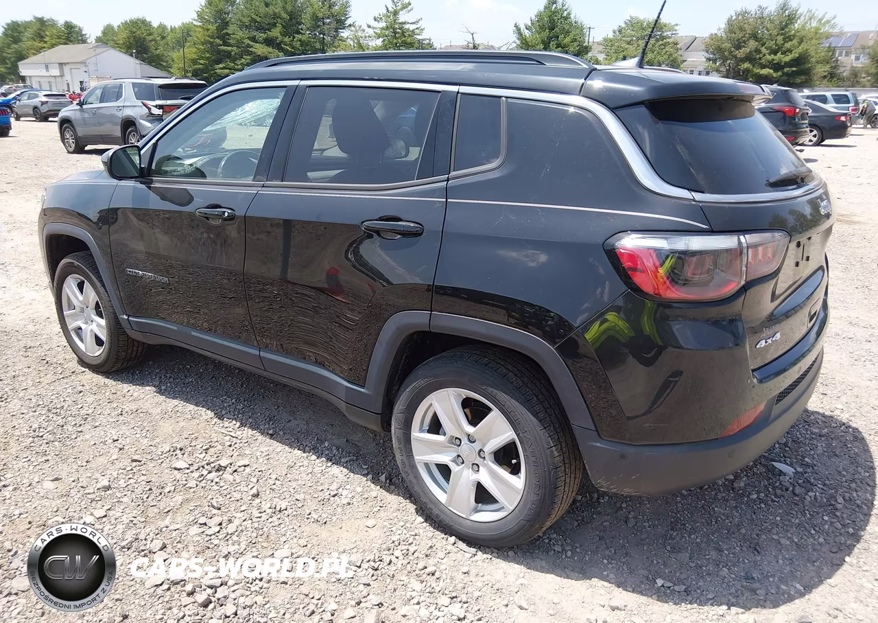 2022 Jeep Compass Latitude 4X4 VIN:3C4NJDBBXNT136199 - 3