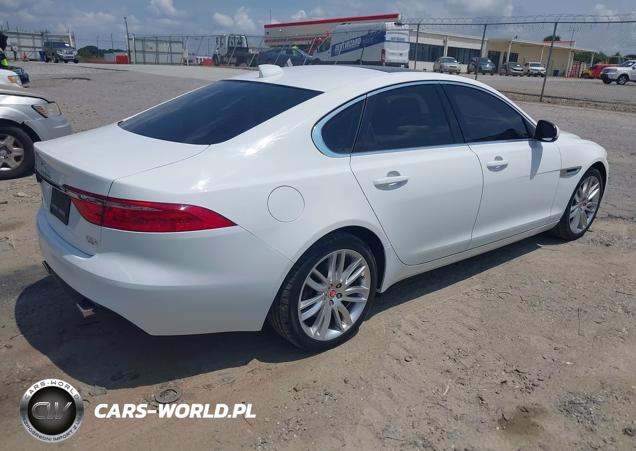 2017 Jaguar Xf 35T Prestige VIN:SAJBK4BVXHCY44125 - 4