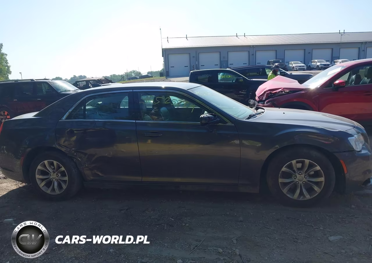 2018 Chrysler 300 Touring VIN:2C3CCAAG5JH340929 - 13