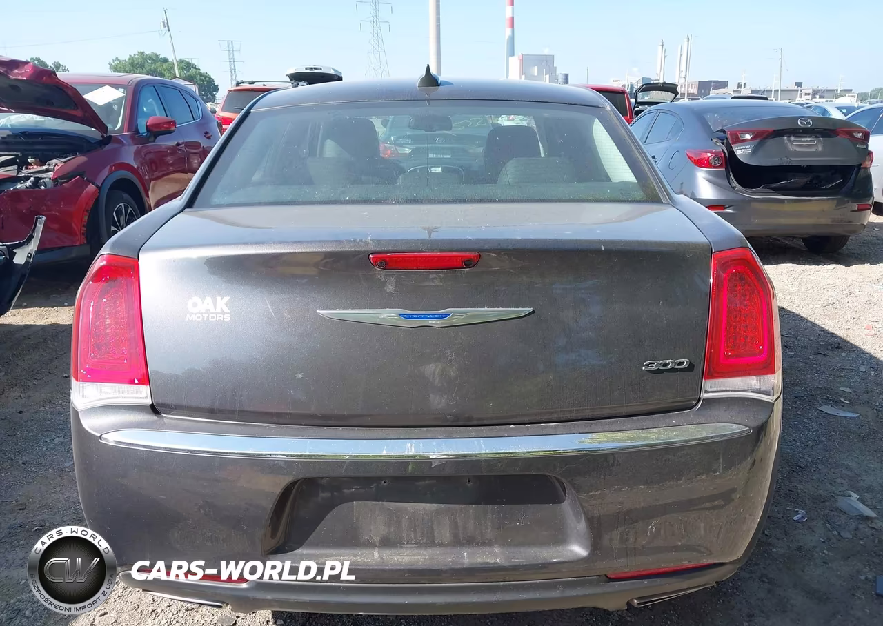 2018 Chrysler 300 Touring VIN:2C3CCAAG5JH340929 - 16