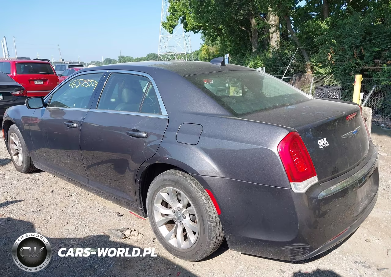2018 Chrysler 300 Touring VIN:2C3CCAAG5JH340929 - 3