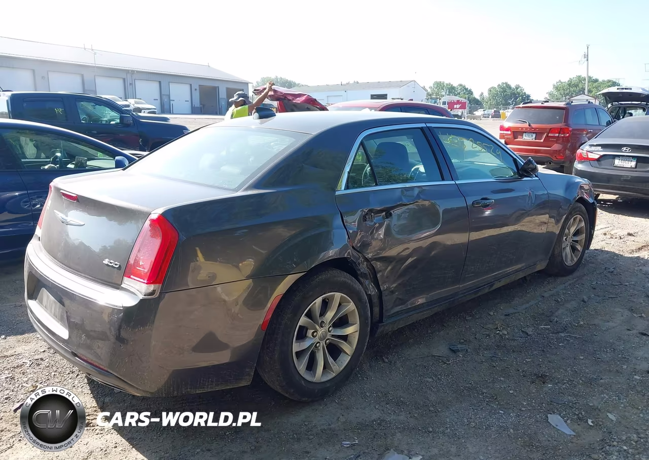 2018 Chrysler 300 Touring VIN:2C3CCAAG5JH340929 - 4