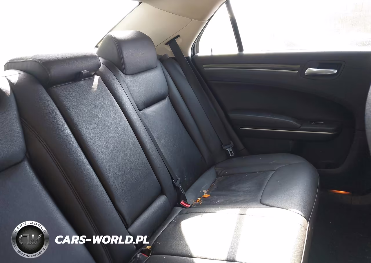 2018 Chrysler 300 Touring VIN:2C3CCAAG5JH340929 - 8