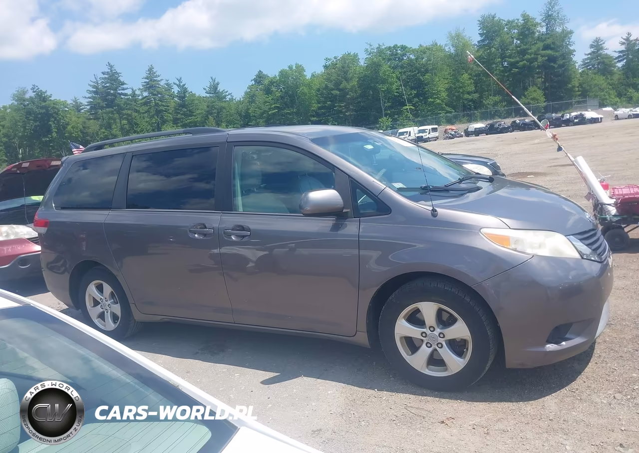 2011 Toyota Sienna Le V6 VIN:5TDKK3DC2BS130824 - 13