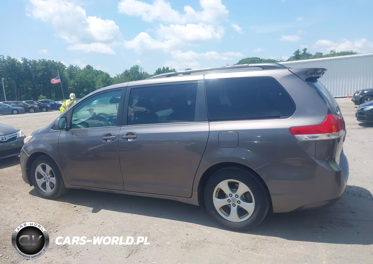 2011 Toyota Sienna Le V6 VIN:5TDKK3DC2BS130824 - 14