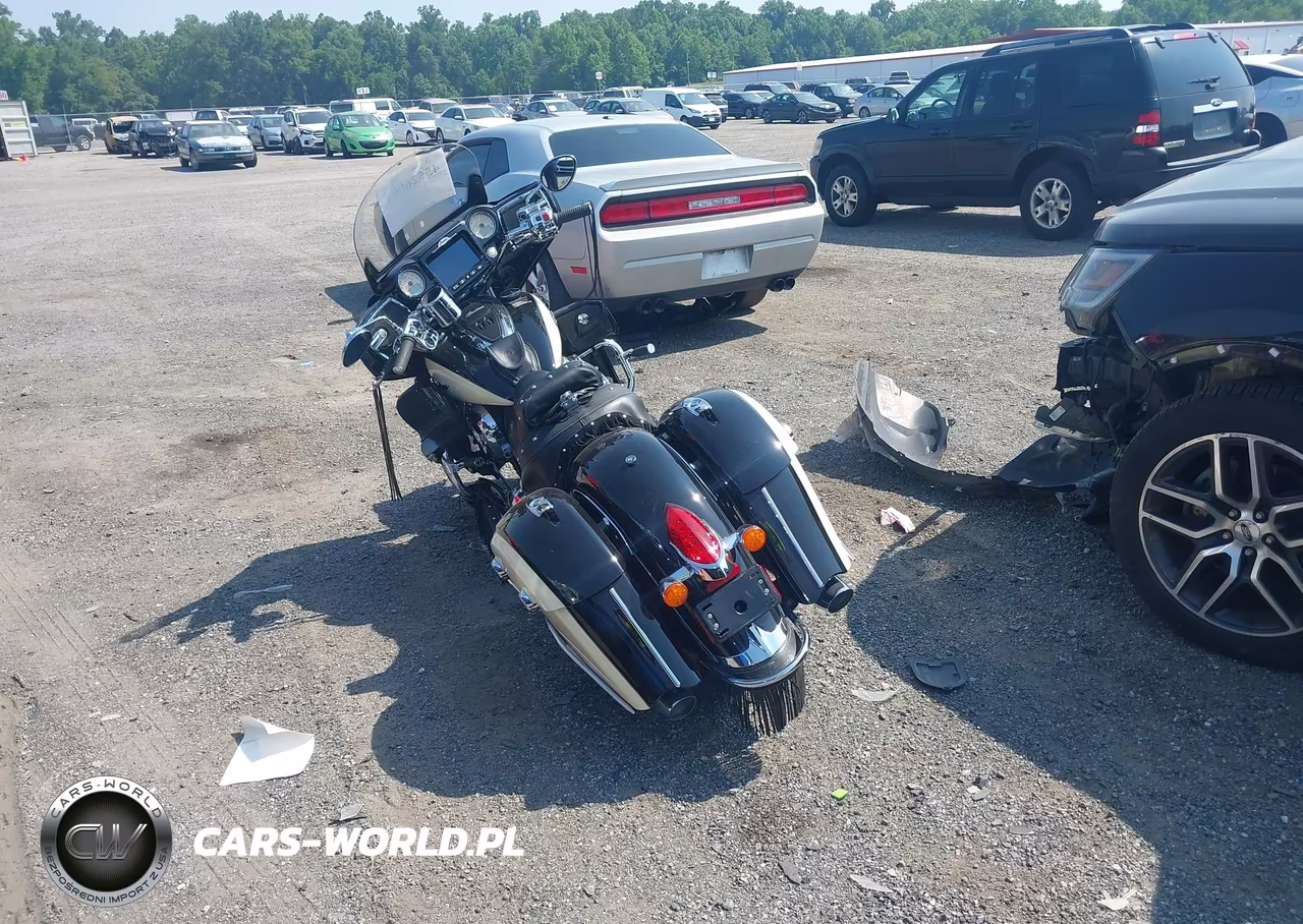 2017 Indian Motorcycle Co. Roadmaster VIN:56KTRAAA8H3356216 - 3