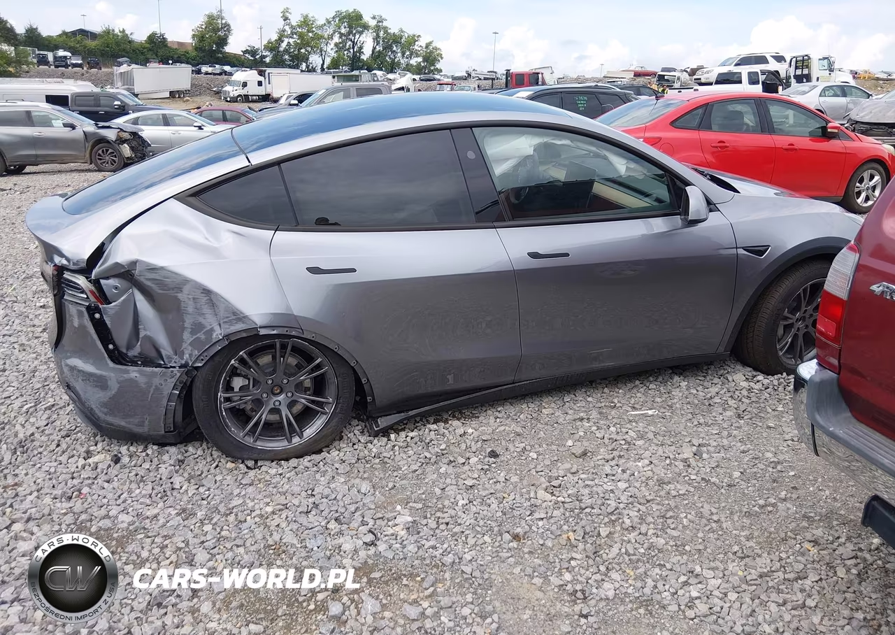 2025 Tesla Model Y Long Range Dual Motor Rear-Wheel Drive VIN:7SAYGDED2SA372543 - 13