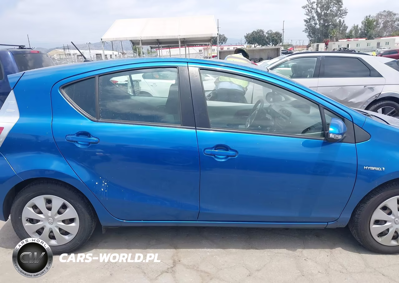 2013 Toyota Prius C Two VIN:JTDKDTB35D1555435 - 13