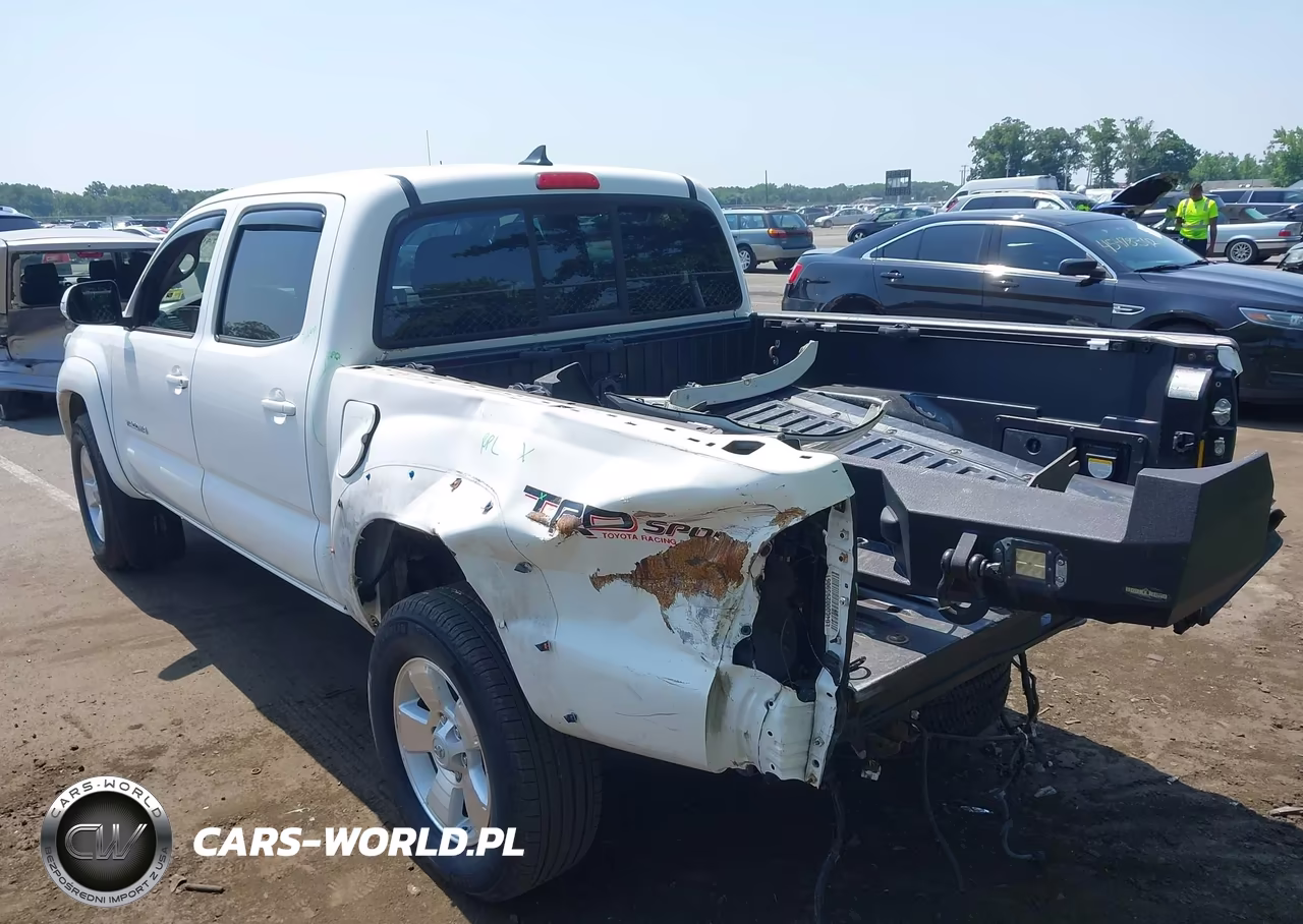 2015 Toyota Tacoma Base V6 VIN:5TFLU4EN4FX132627 - 3