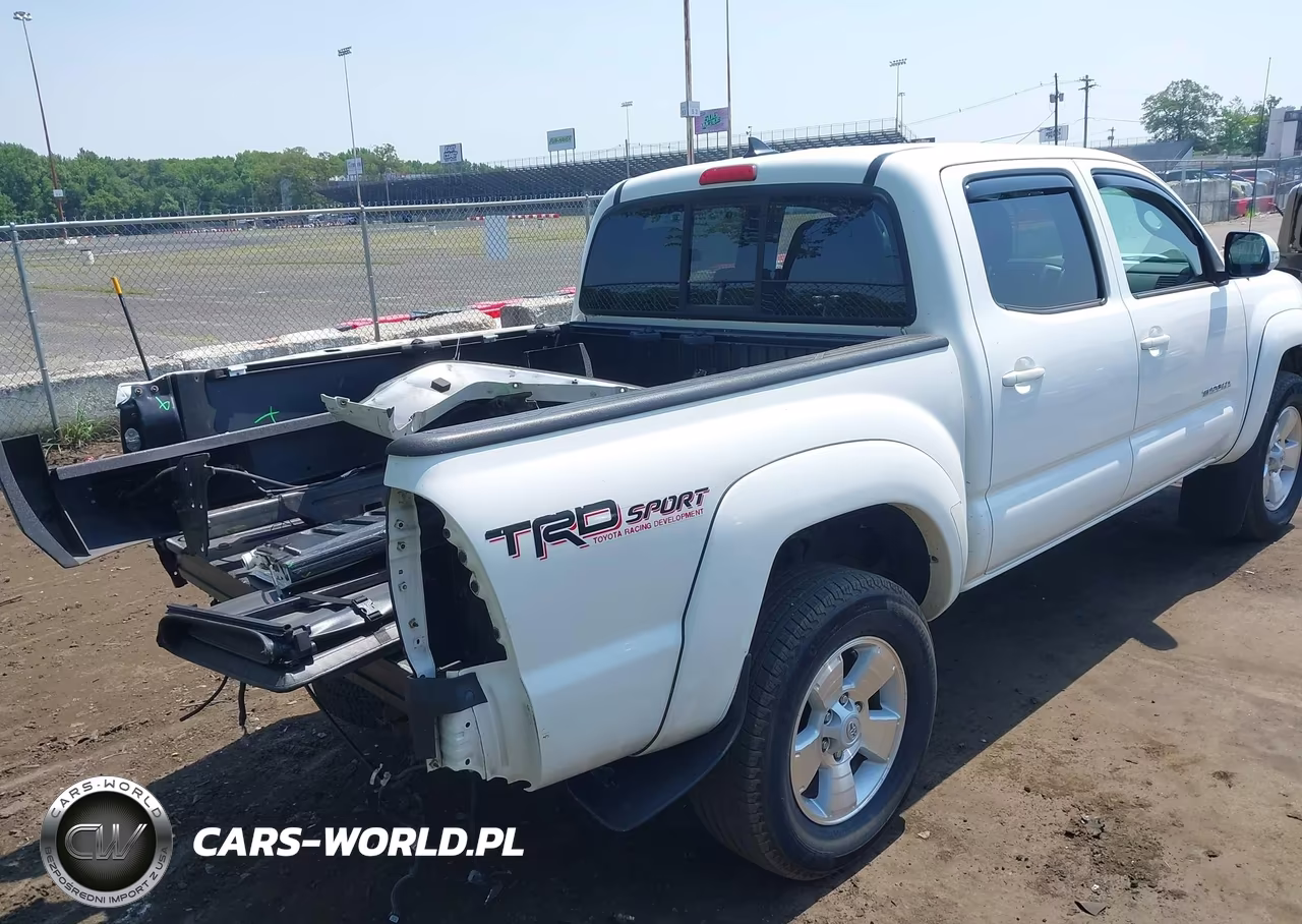 2015 Toyota Tacoma Base V6 VIN:5TFLU4EN4FX132627 - 4