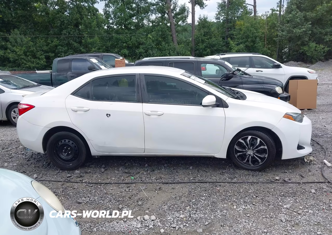 2018 Toyota Corolla Le VIN:2T1BURHE6JC054721 - 13