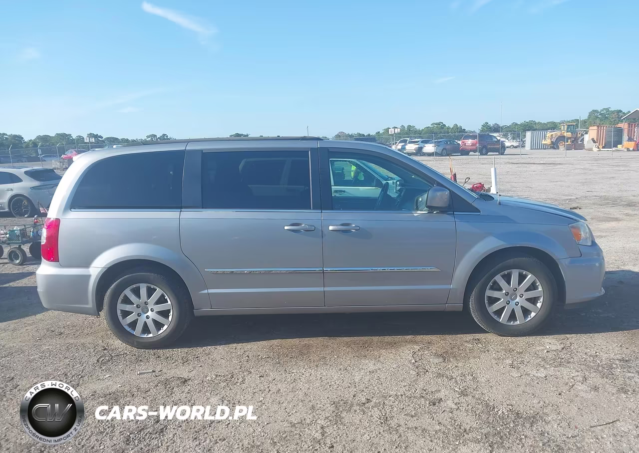 2016 Chrysler Town & Country Touring VIN:2C4RC1BG9GR188936 - 13