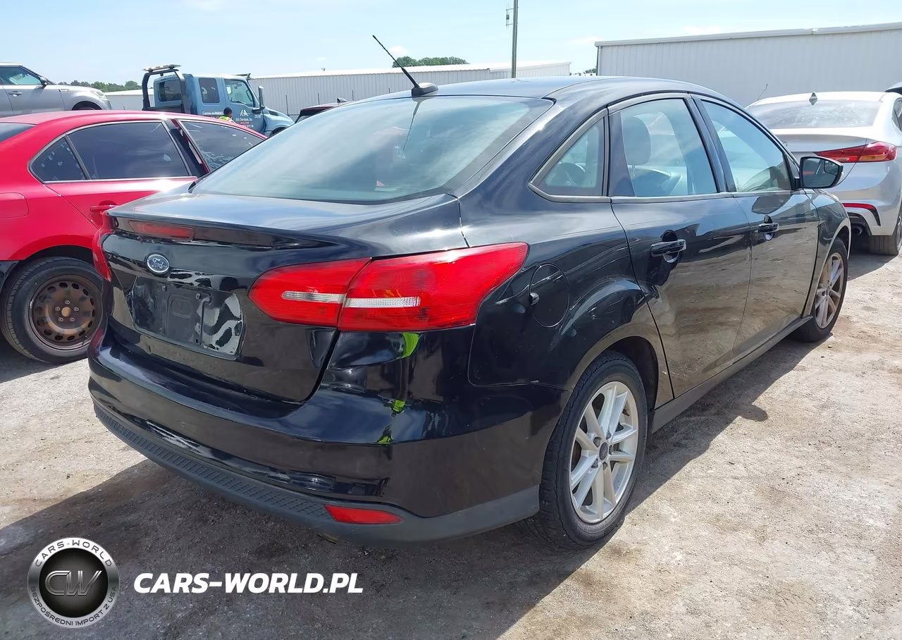 2016 Ford Focus Se VIN:1FADP3F21GL262437 - 4