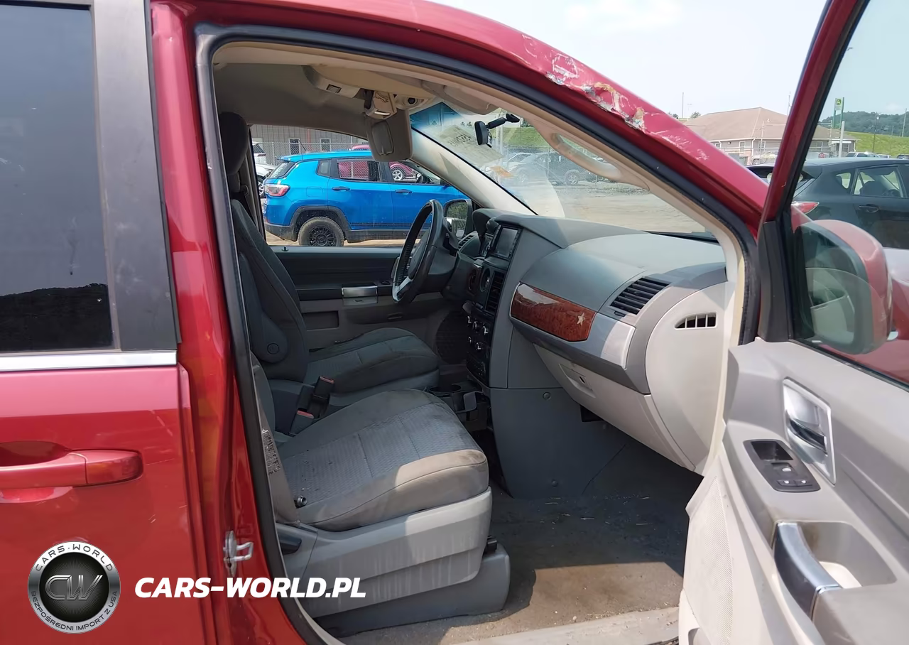 2008 Chrysler Town & Country Touring VIN:2A8HR54P78R702226 - 5
