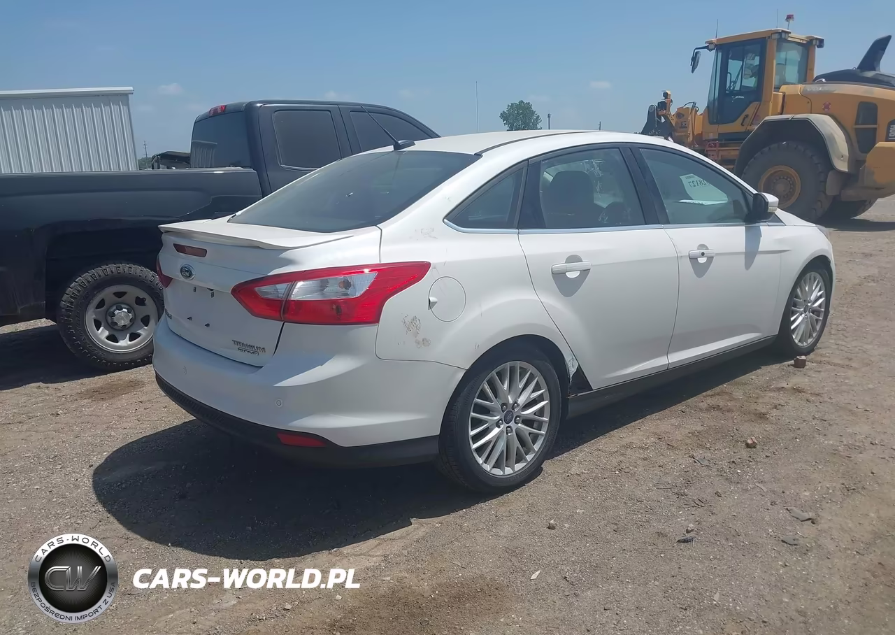 2014 Ford Focus Titanium VIN:1FADP3J22EL217799 - 4