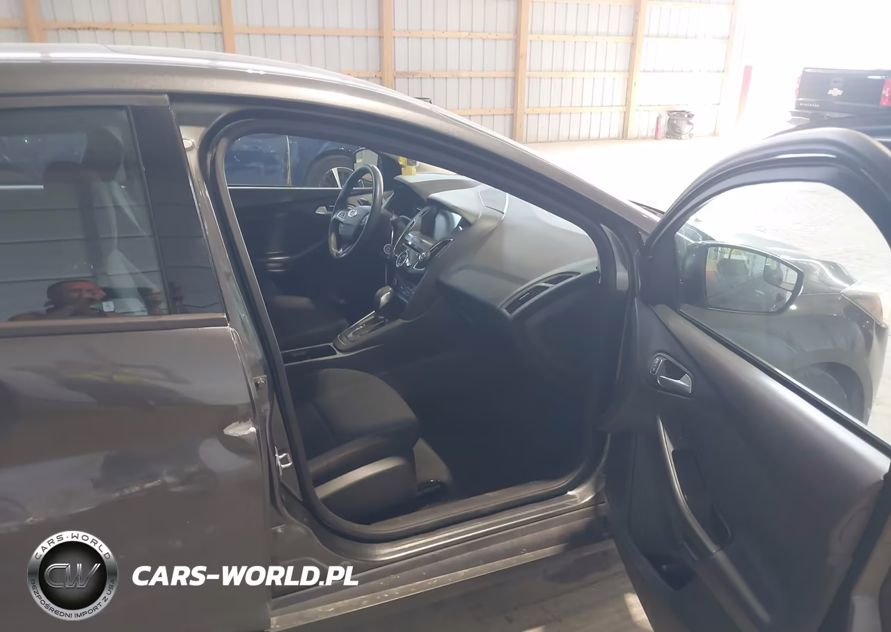 2017 Ford Focus Sel VIN:1FADP3H22HL256094 - 5