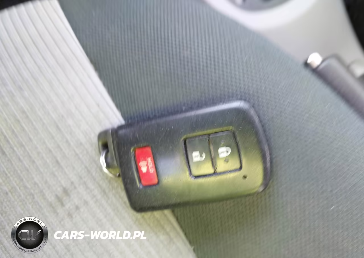2014 Toyota Prius C Three VIN:JTDKDTB32E1072499 - 11