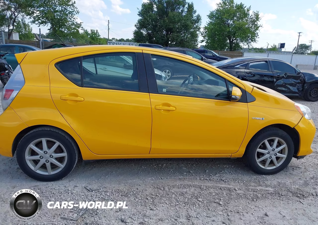2014 Toyota Prius C Three VIN:JTDKDTB32E1072499 - 13