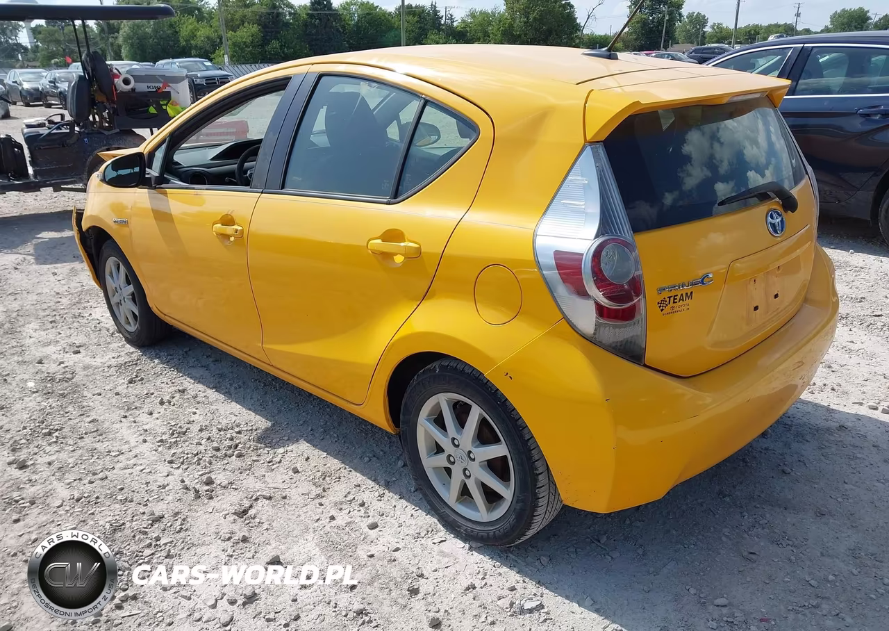 2014 Toyota Prius C Three VIN:JTDKDTB32E1072499 - 3