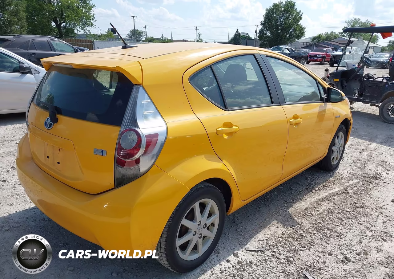 2014 Toyota Prius C Three VIN:JTDKDTB32E1072499 - 4