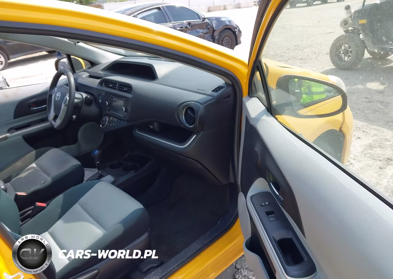 2014 Toyota Prius C Three VIN:JTDKDTB32E1072499 - 5