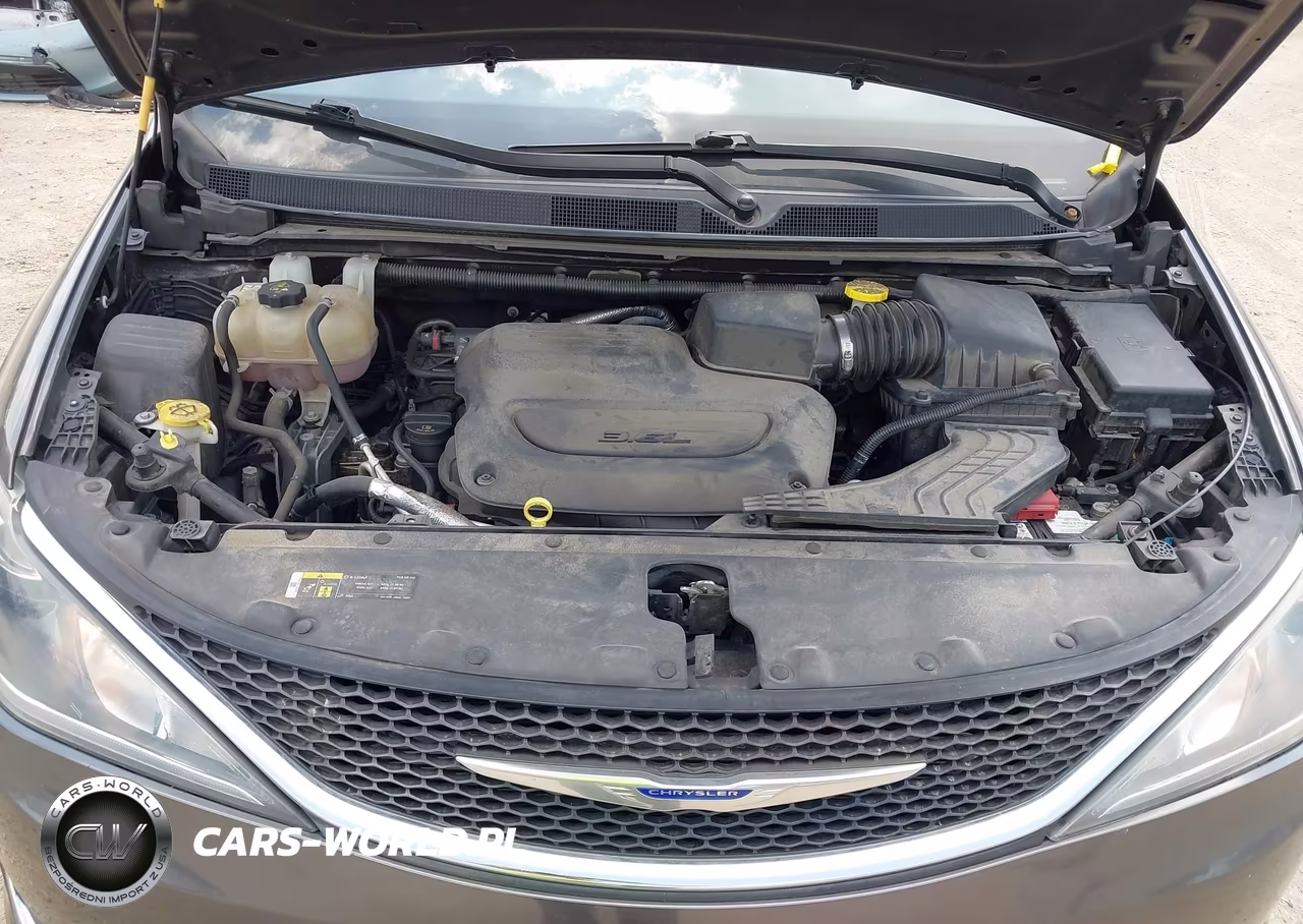 2019 Chrysler Pacifica Touring L Plus VIN:2C4RC1EG1KR597937 - 10