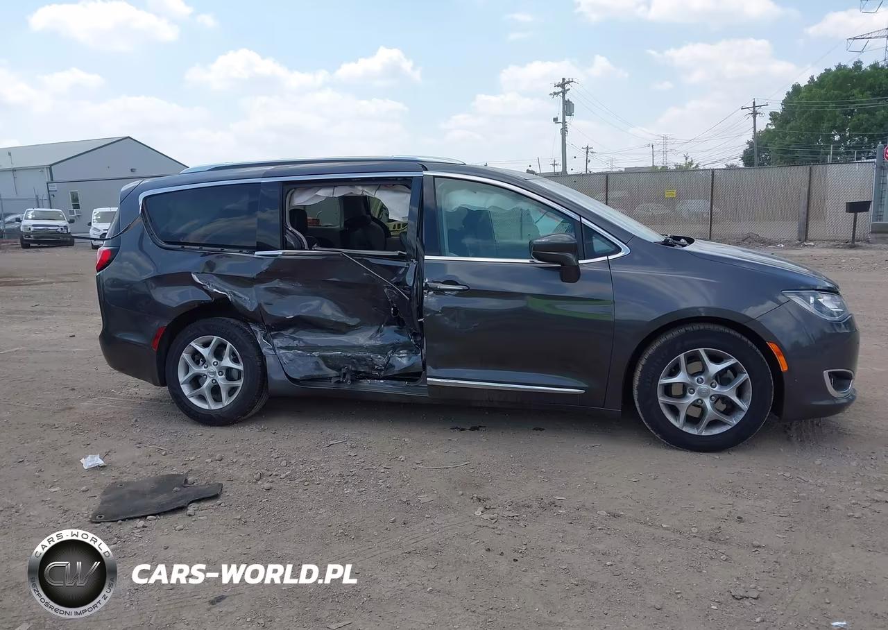 2019 Chrysler Pacifica Touring L Plus VIN:2C4RC1EG1KR597937 - 13
