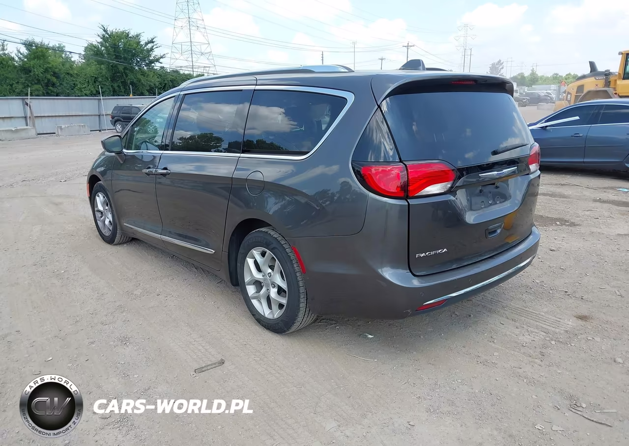 2019 Chrysler Pacifica Touring L Plus VIN:2C4RC1EG1KR597937 - 3