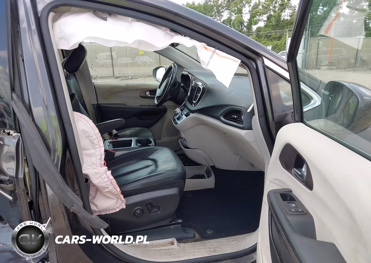 2019 Chrysler Pacifica Touring L Plus VIN:2C4RC1EG1KR597937 - 5