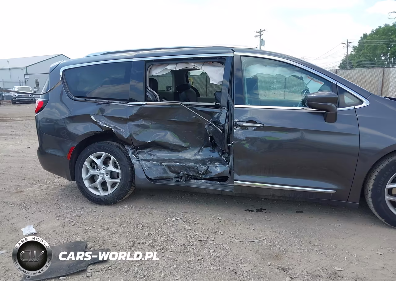 2019 Chrysler Pacifica Touring L Plus VIN:2C4RC1EG1KR597937 - 6