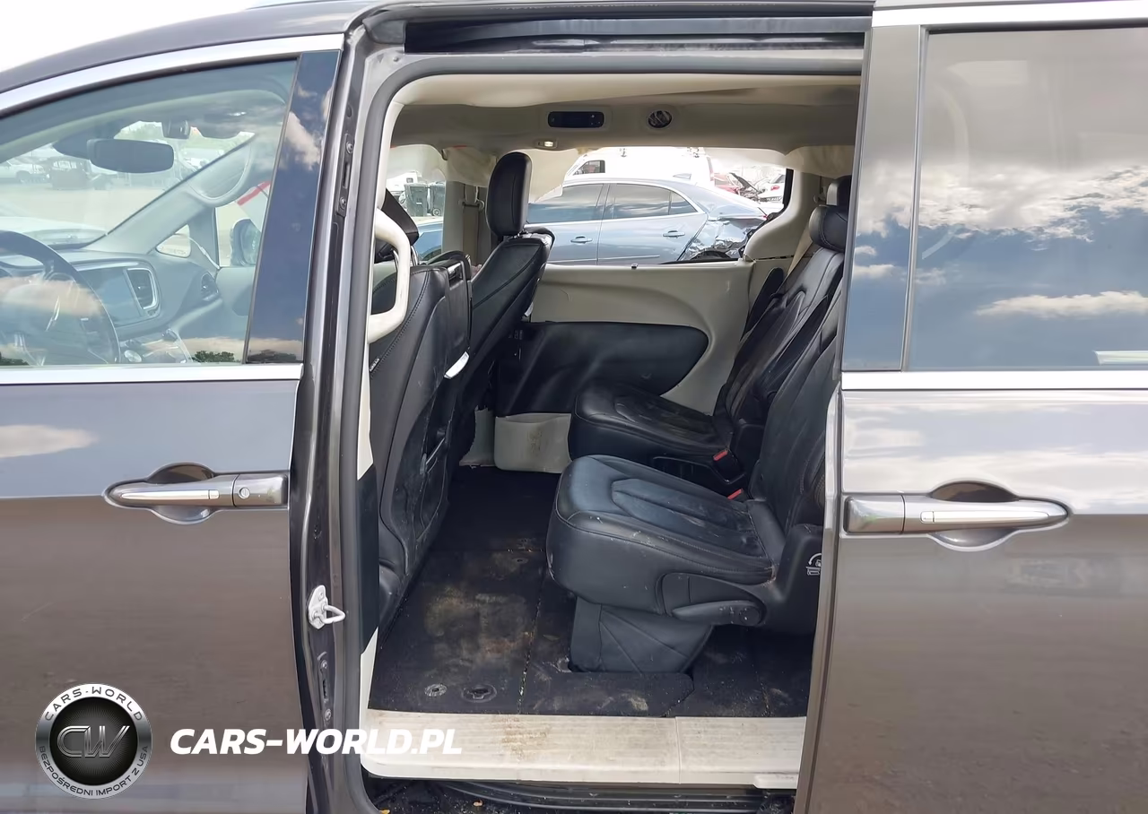 2019 Chrysler Pacifica Touring L Plus VIN:2C4RC1EG1KR597937 - 8