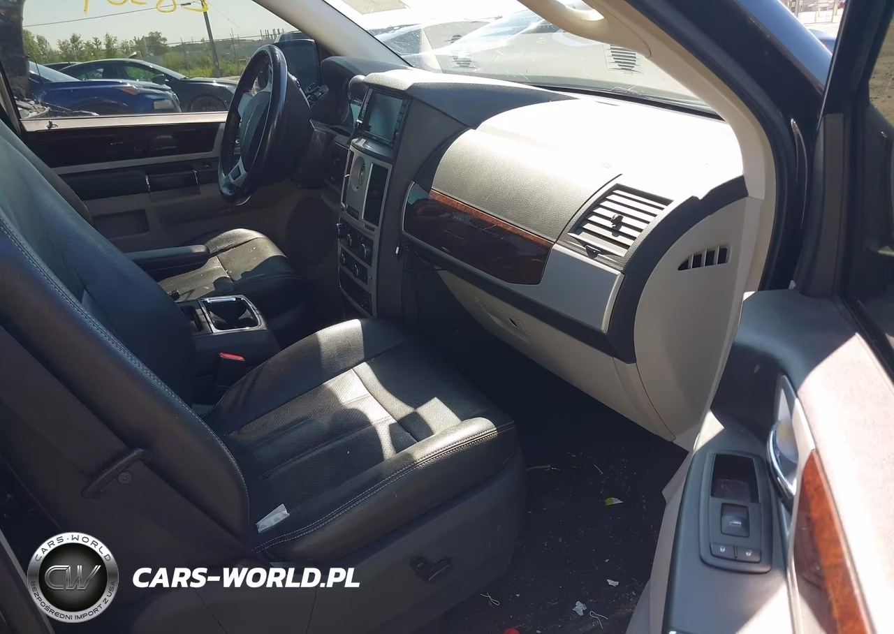 2010 Chrysler Town & Country Touring Plus VIN:2A4RR8D19AR442243 - 5