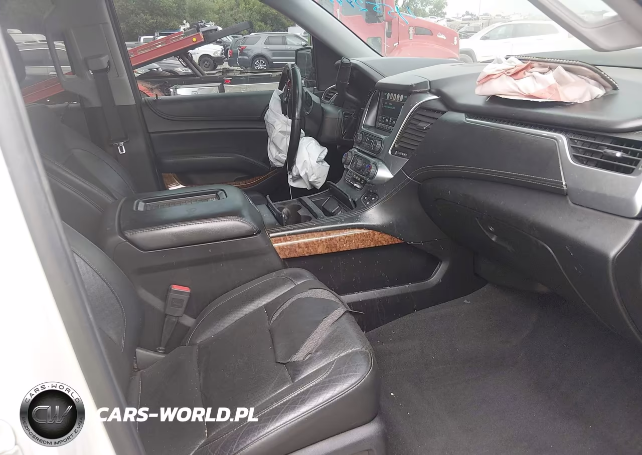 2019 Chevrolet Suburban Premier VIN:1GNSCJKC0KR153397 - 5