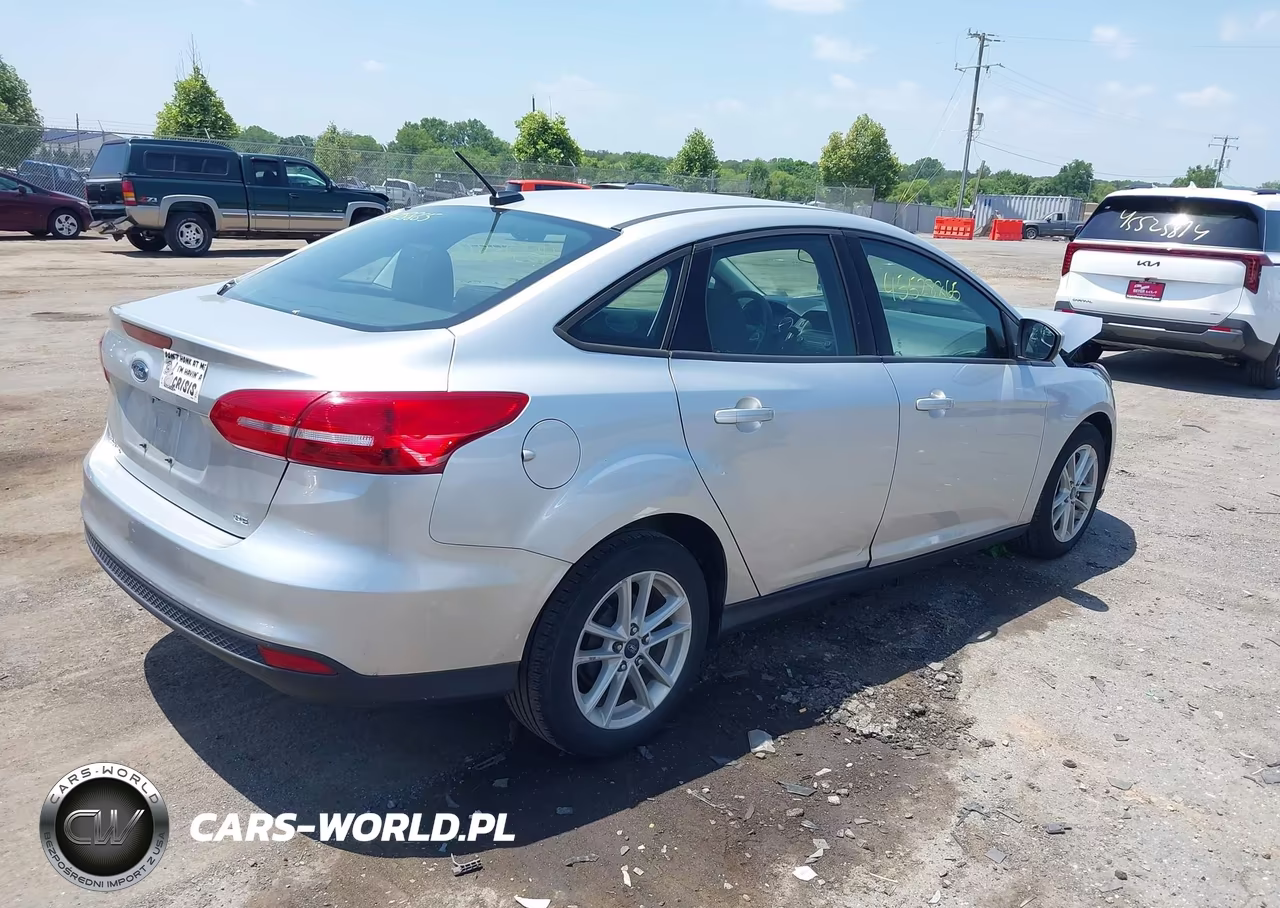2018 Ford Focus Se VIN:1FADP3F20JL264008 - 4