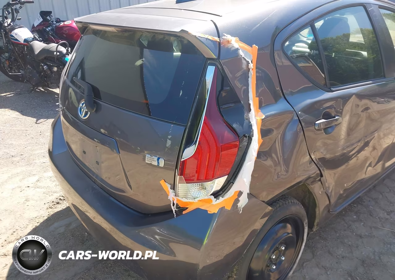 2015 Toyota Prius C Two VIN:JTDKDTB35F1105061 - 17