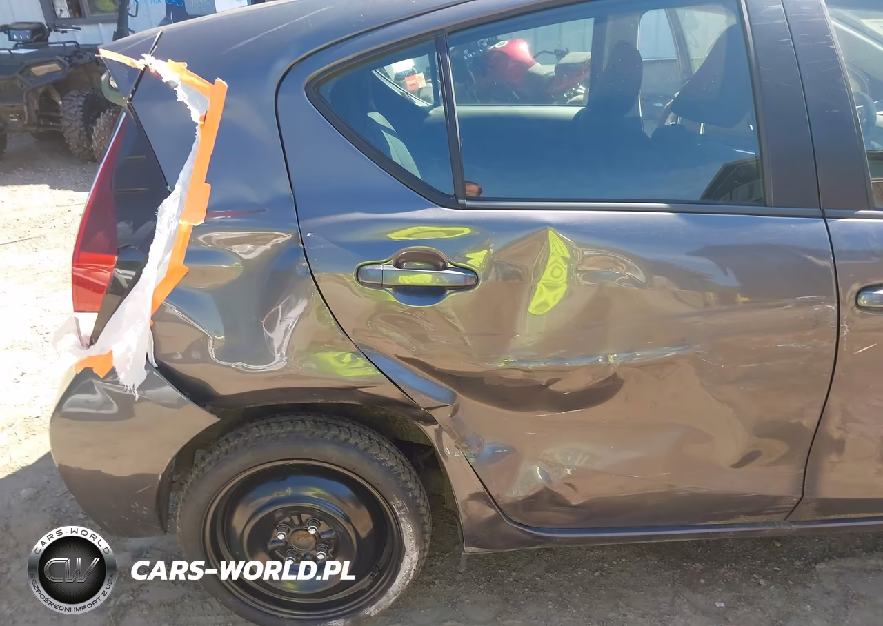 2015 Toyota Prius C Two VIN:JTDKDTB35F1105061 - 6