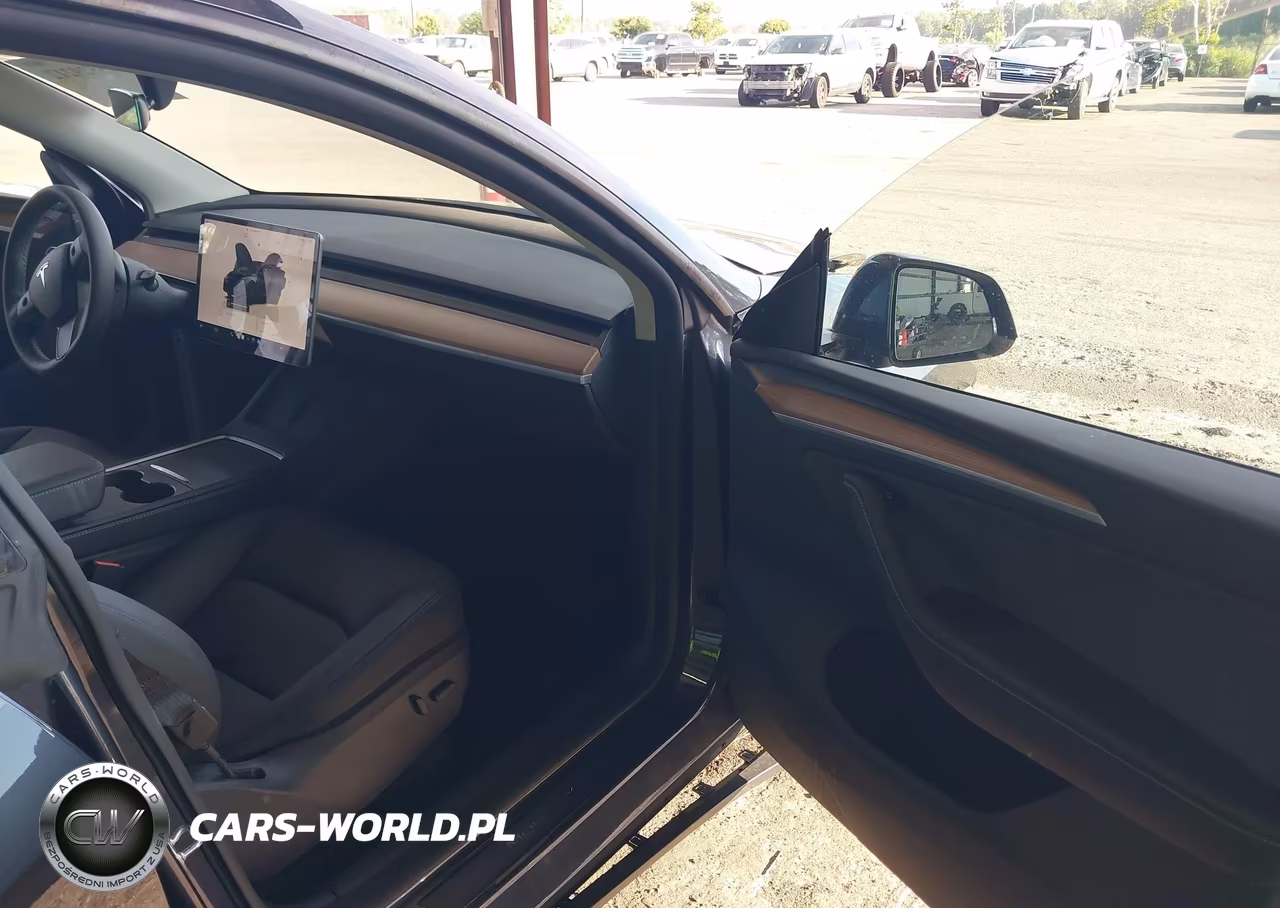 2025 Tesla Model Y Long Range Dual Motor Rear-Wheel Drive VIN:7SAYGDEDXSA371835 - 5