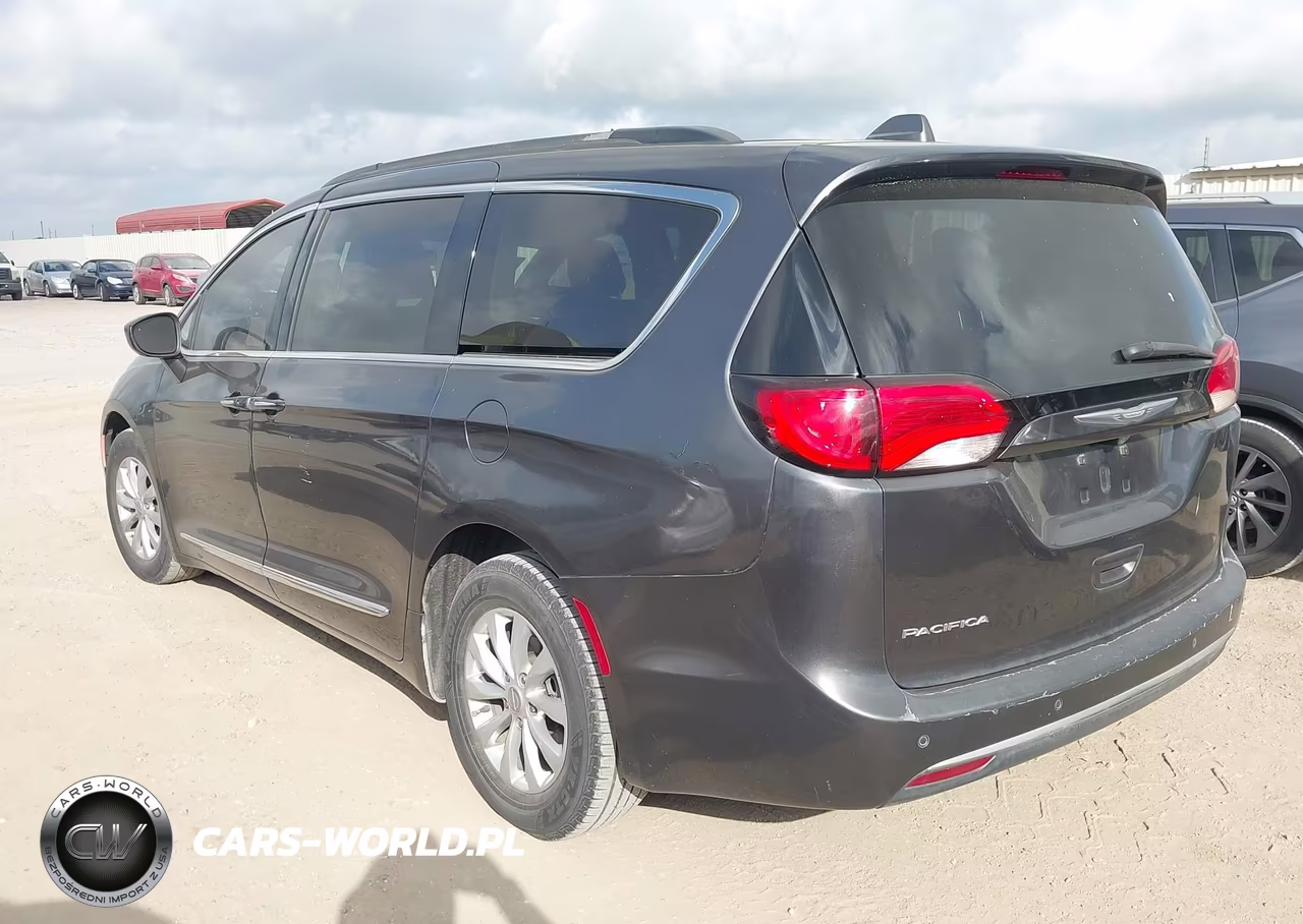 2017 Chrysler Pacifica Touring-L VIN:2C4RC1BG0HR530596 - 3