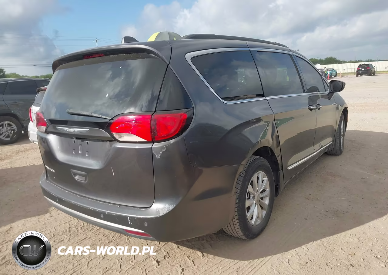 2017 Chrysler Pacifica Touring-L VIN:2C4RC1BG0HR530596 - 4
